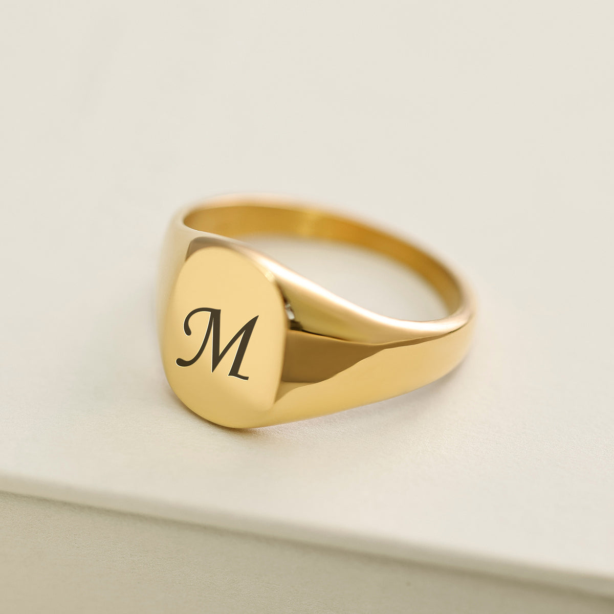 Klassischer Herren-Siegelring mit Gravur in Gold – verschnörkelte Initiale M