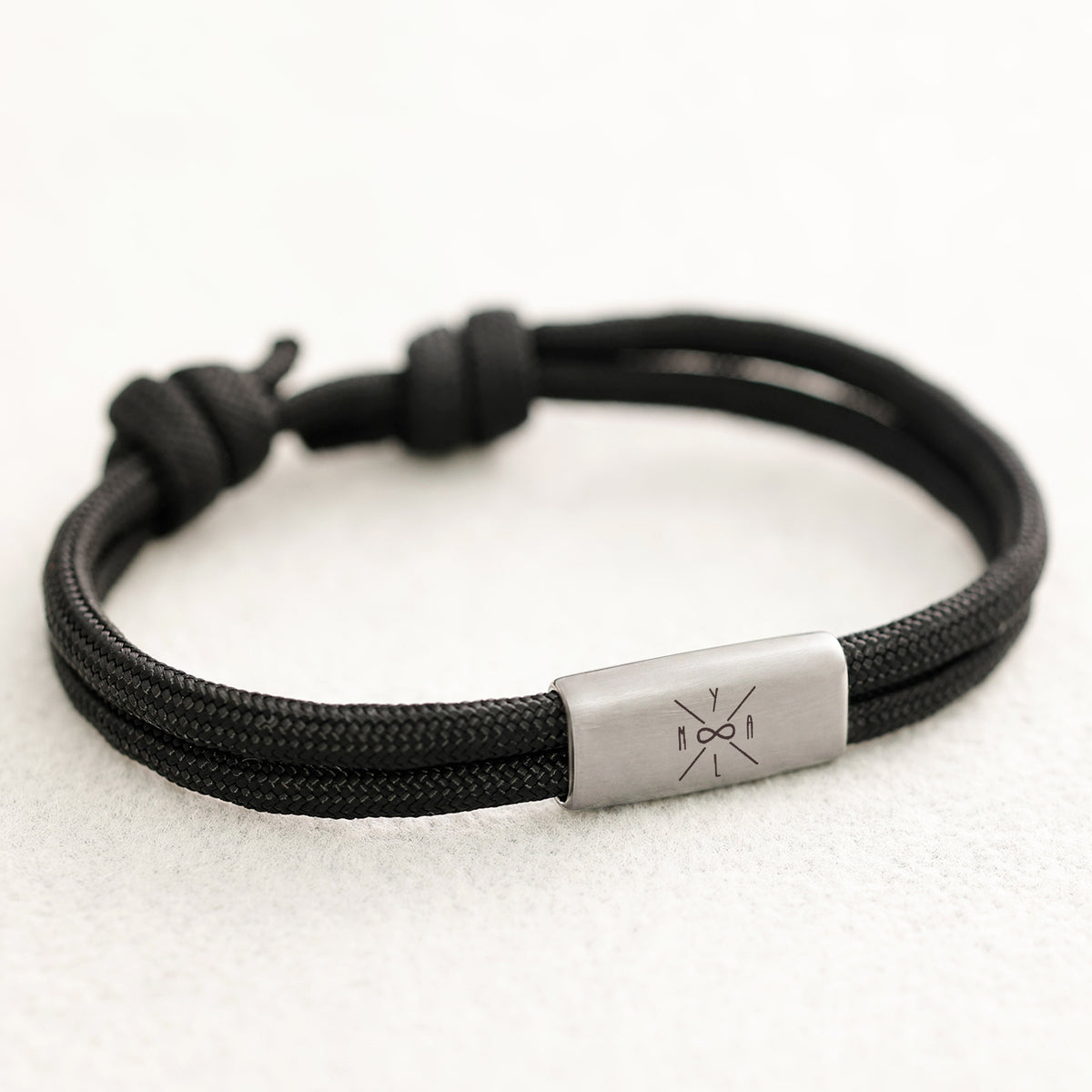 Wasserfestes Familien Armband mit Gravur in Schwarz, Plättchen mit Initialen und Unendlichkeitszeichen