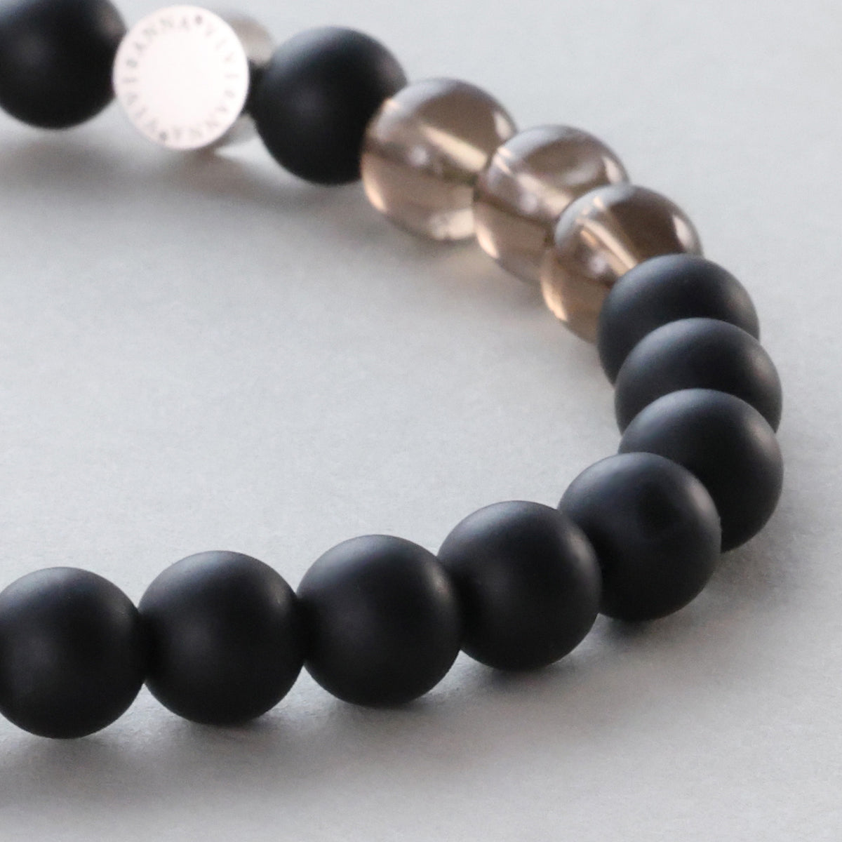 Rauchquarz & Onyx Armband mit Gravurperle – Nahaufnahme der Perle mit VIVIANNA-Gravur