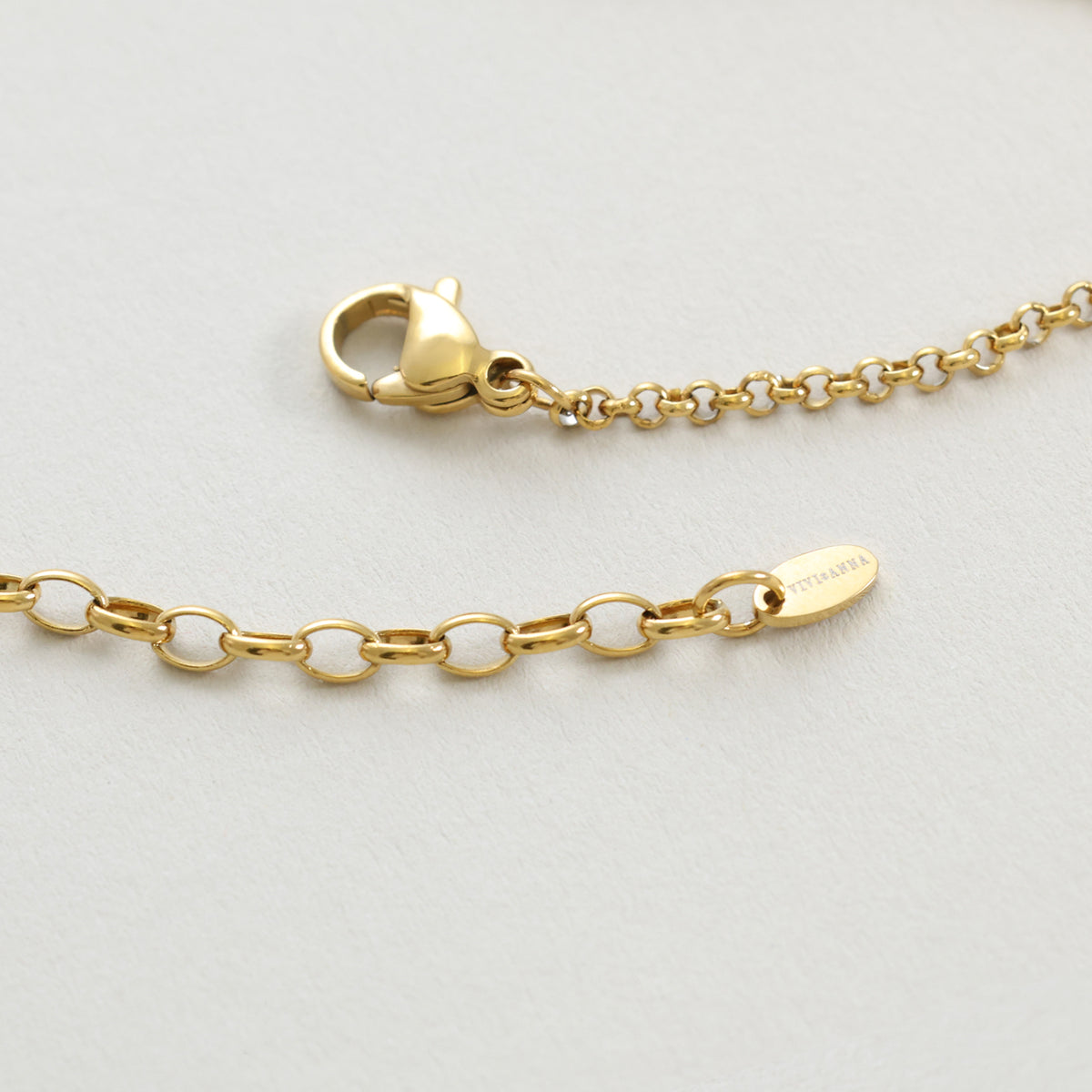 Verschluss und Kettenglied des Armbands in Gold mit VIVIANNA-Anhänger im Detail