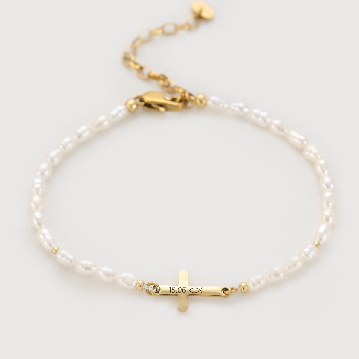 Süßwasserperlenarmband mit Kreuz in Gold, graviert mit Datum 15.06 und Fisch-Symbol