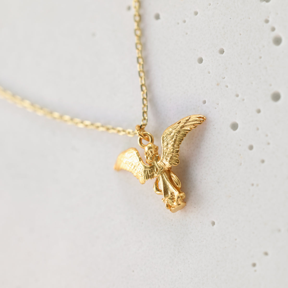 Filigrane Schutzengel Halskette - 925 Sterling Silber, Makroaufnahme des goldenen Schutzengels