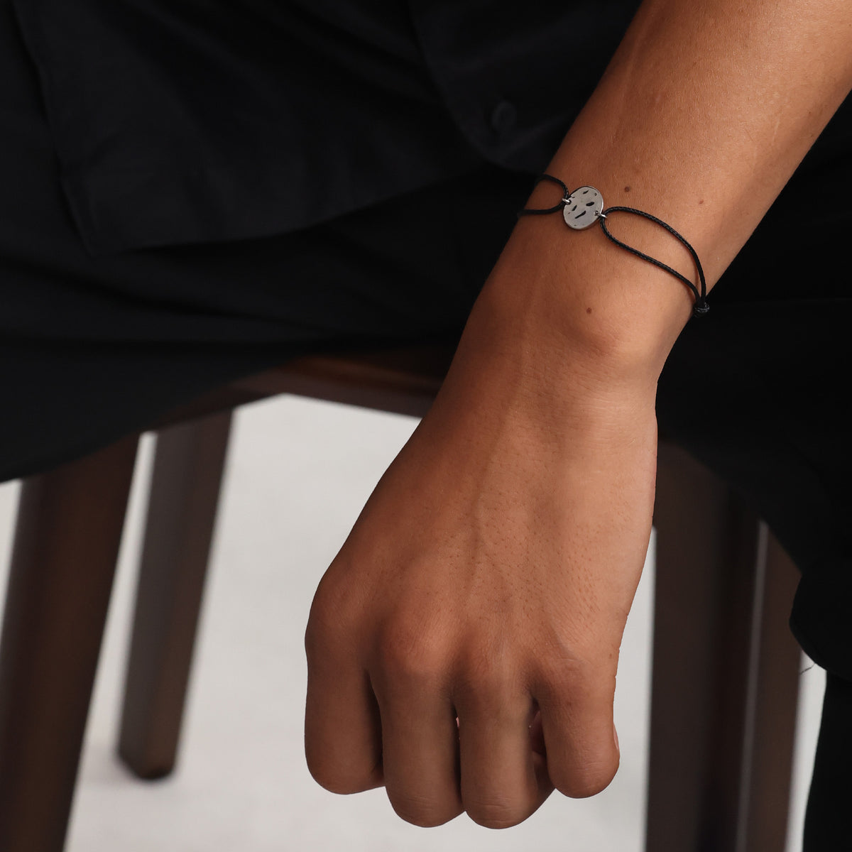 Nylon Armband mit Hammerschlagplättchen in Silber am Handgelenk, sitzend getragen