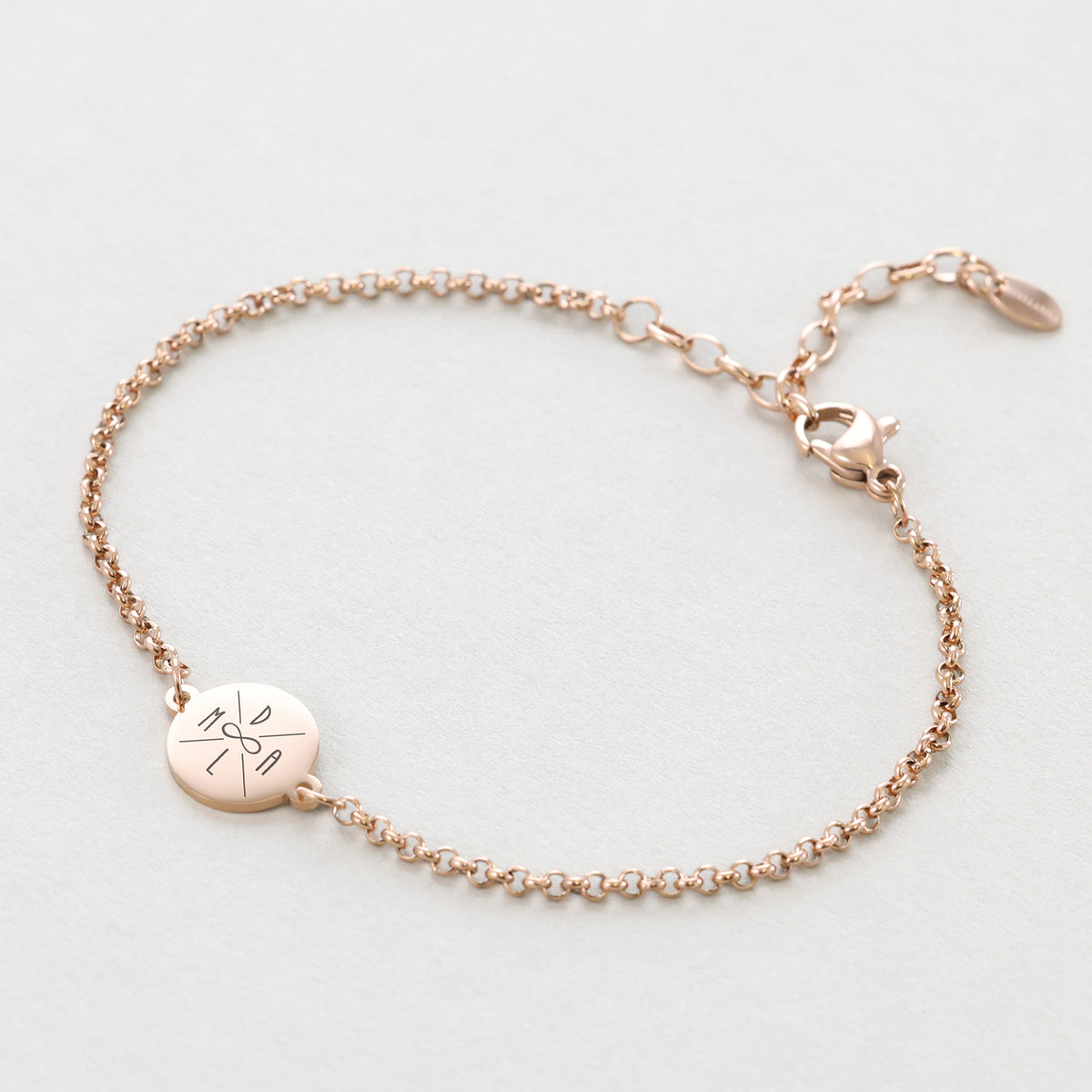 Personalisiertes Armband mit Gravur in Roségold – rundes Plättchen mit Initialen und Unendlichkeitssymbol