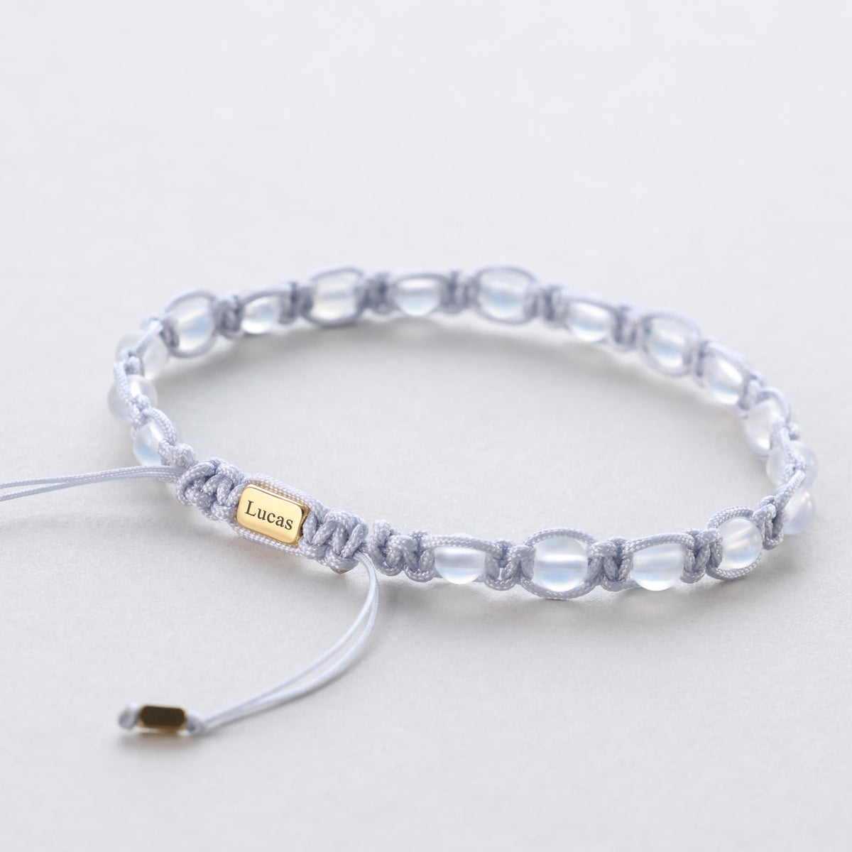 Makramee-Armband mit Mondstein-Perlen und graviertem Namensplättchen