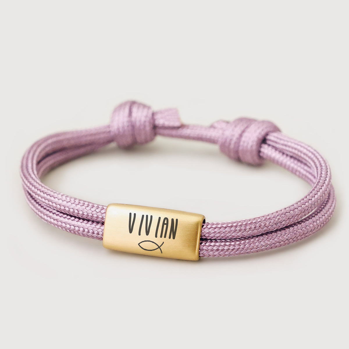 Segeltau Armband mit Gravur in Rosa, goldene Plakette mit Namen Vivian und Fisch-Symbol