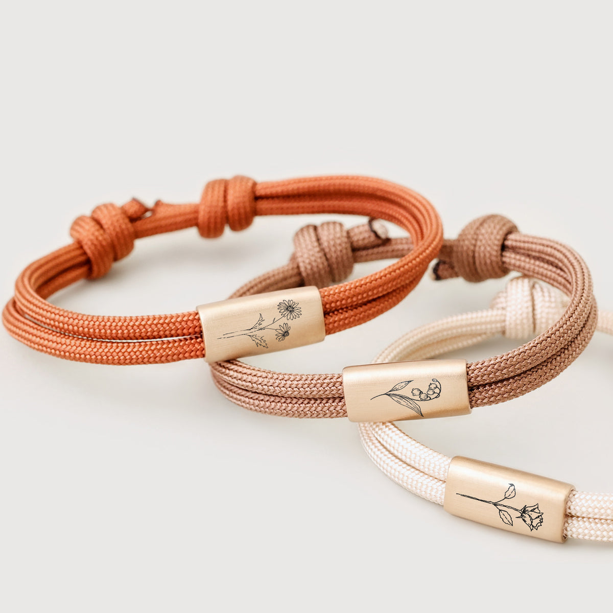 Geburtsblumen Armband aus Segeltau mit Wunschgravur – drei Farben Terrakotta, Rostrot und Creme mit Blumenmotiv