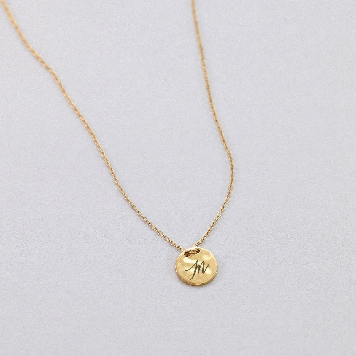 Hammerschlag-Plättchen Kette mit Gravur in Gold, graviert mit Initiale M