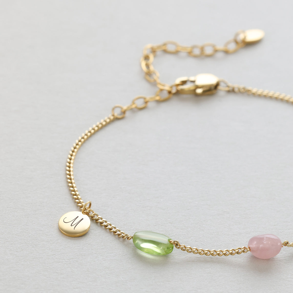 Naturstein-Armband mit grünem und rosa Stein, Gravurplättchen mit Initiale