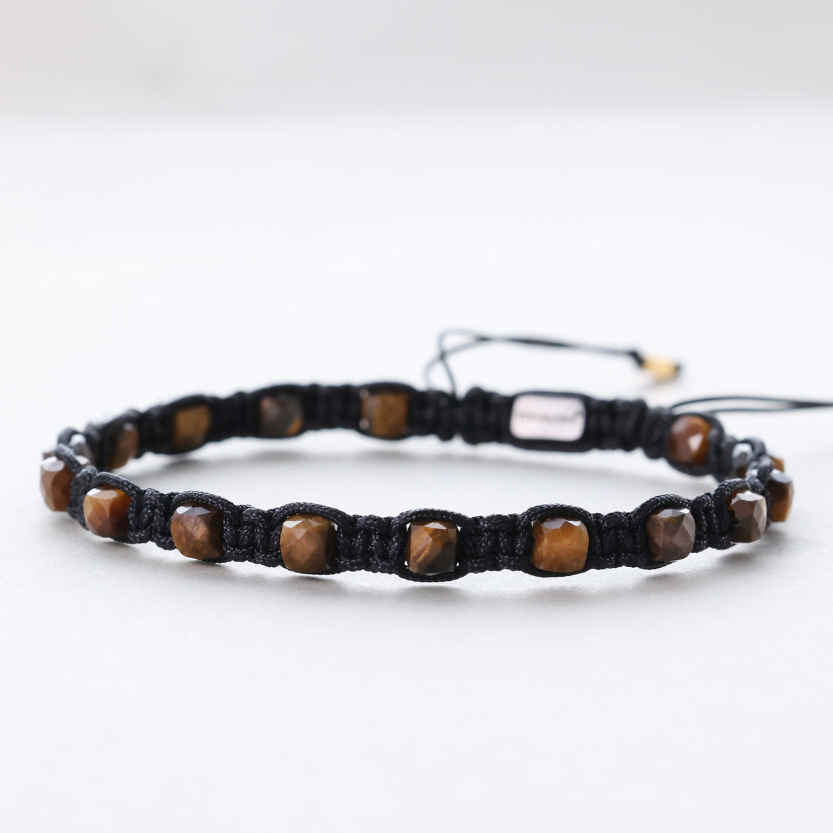 Tigerauge Makramee-Armband personalisierbar – Armband schräg liegend mit sichtbarem Verschluss