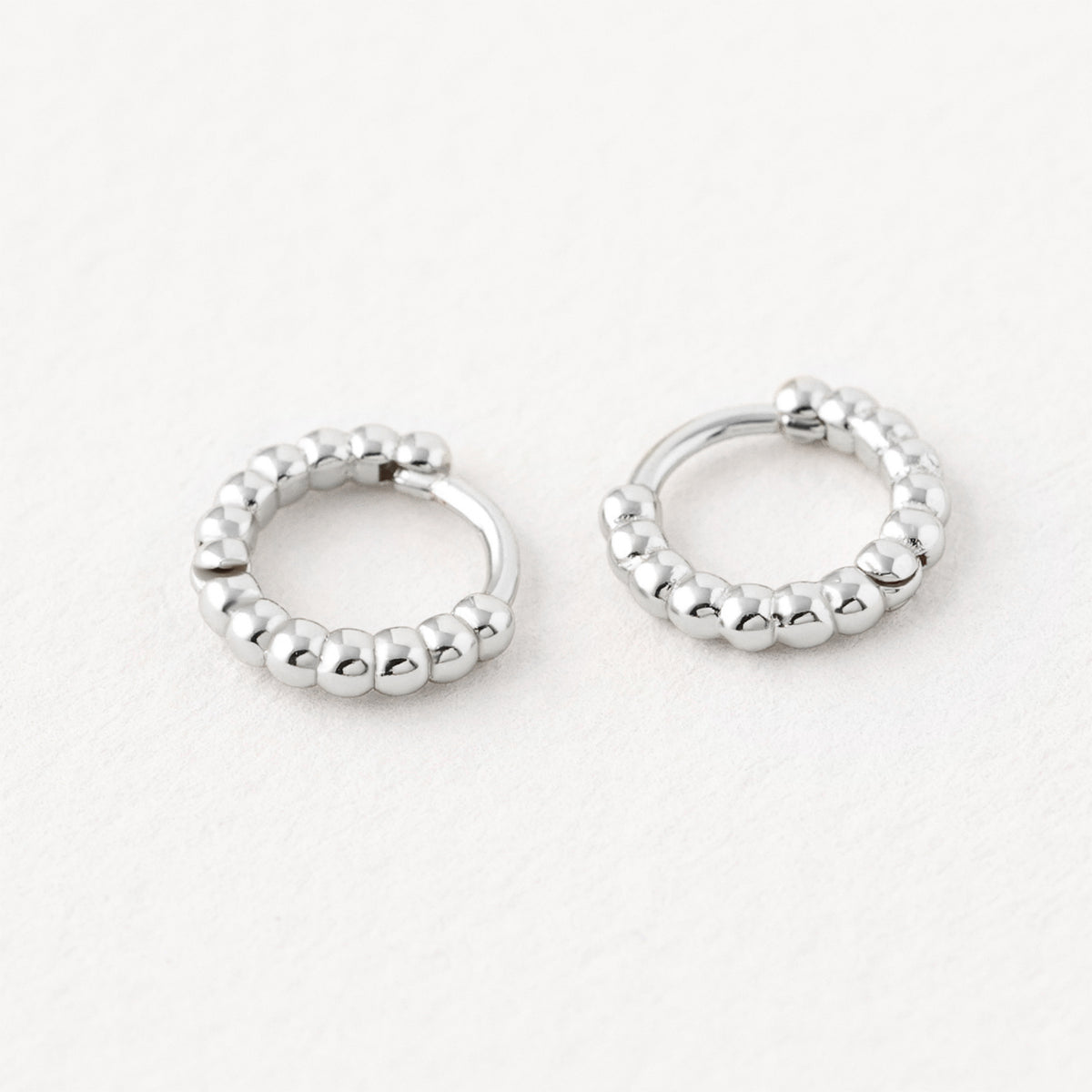 Elegante Kugel Creolen aus 925er Sterling Silber in Silber – Paar als Flatlay
