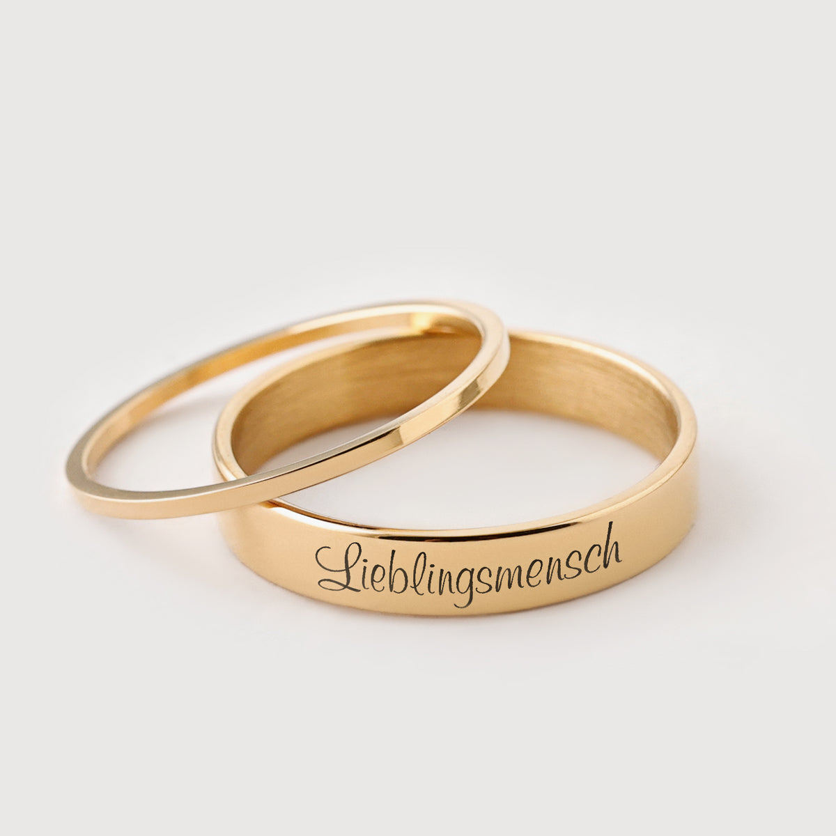 Minimalistischer Ring mit Gravur in Gold – schmales und breiteres Band mit Schriftzug 'Lieblingsmensch'