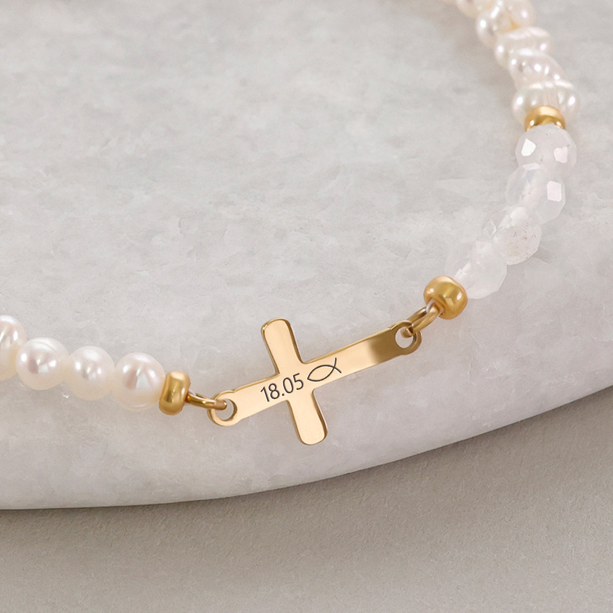 Mondstein & Süßwasserperlen-Armband mit Kreuz zur Konfirmation – Kreuzanhänger mit Datum und Fischsymbol graviert