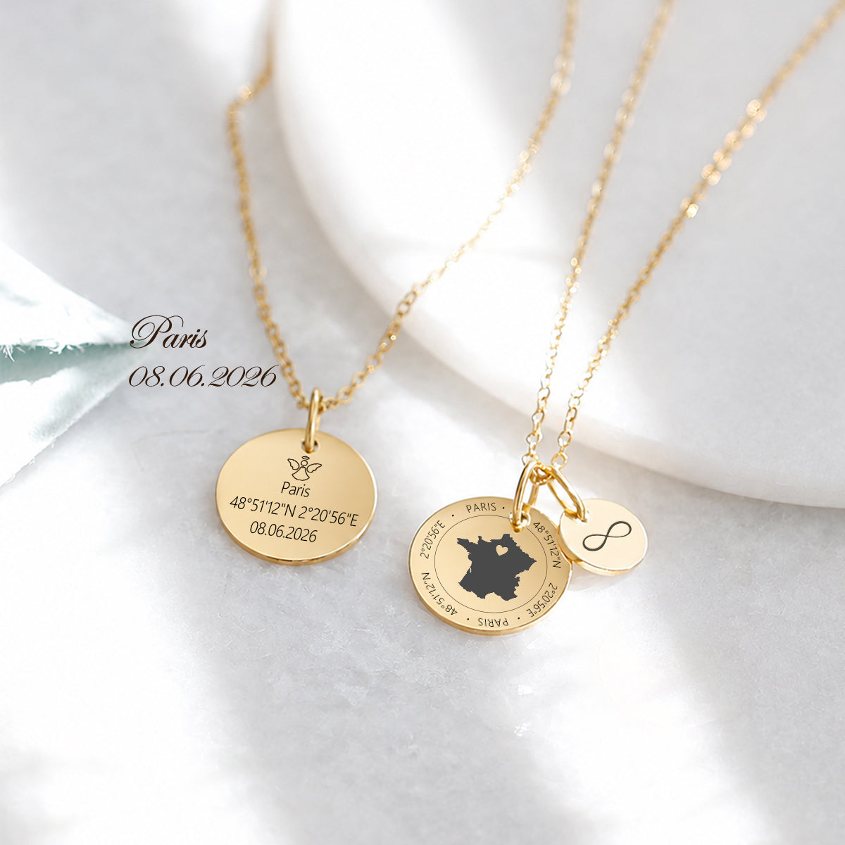 Herzensort Kette in Gold – Gravurplättchen mit Bienen-Symbol, Ort 'Paris' und Datum