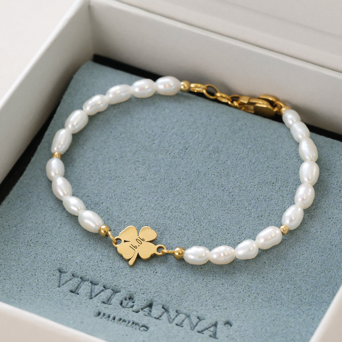 Perlenarmband mit Kleeblatt-Anhänger und Datumsgravur '16.06' in Geschenkbox