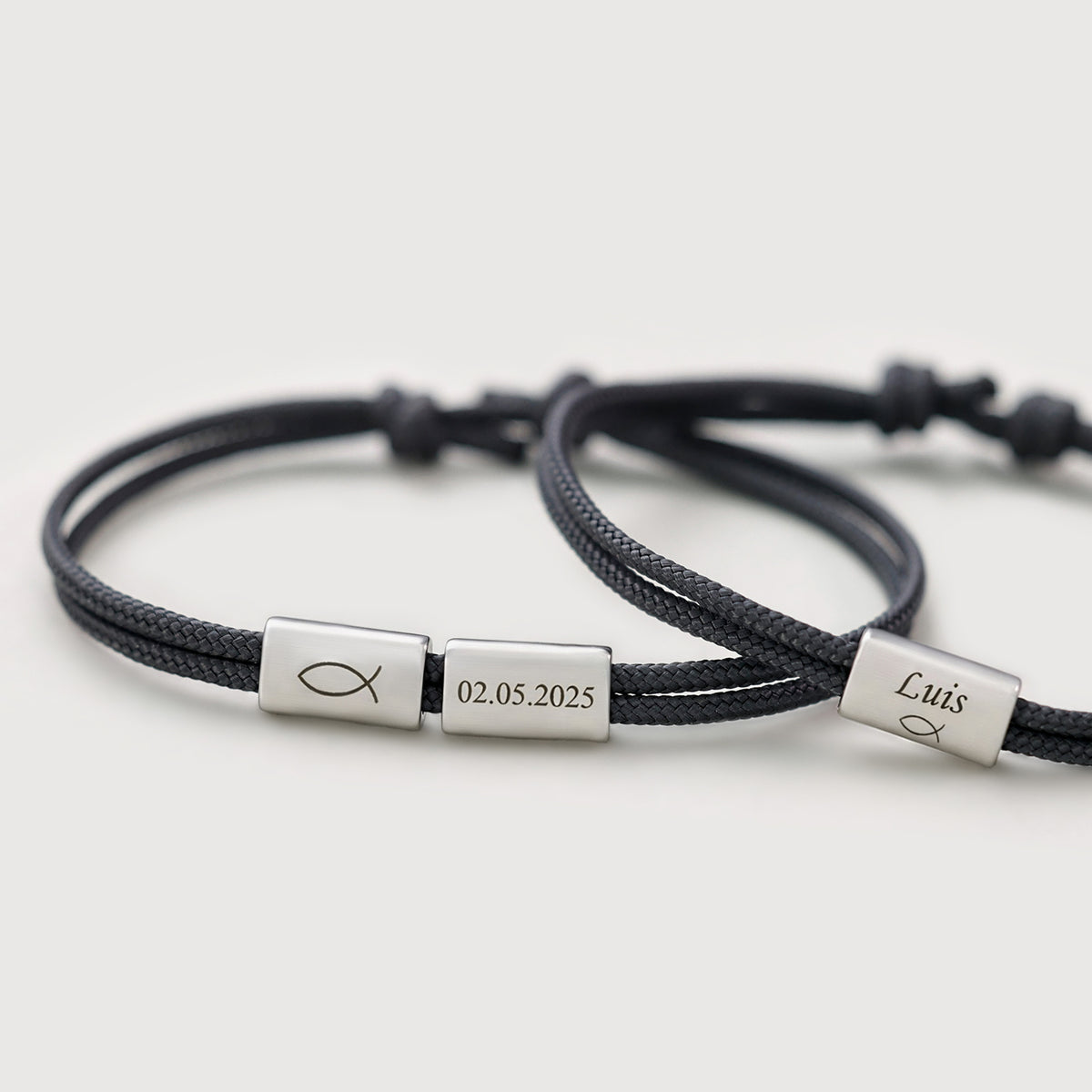 Segeltau Armband mit Gravur in Schwarz, silberne Plättchen mit Fisch-Symbol, Datum und Namen