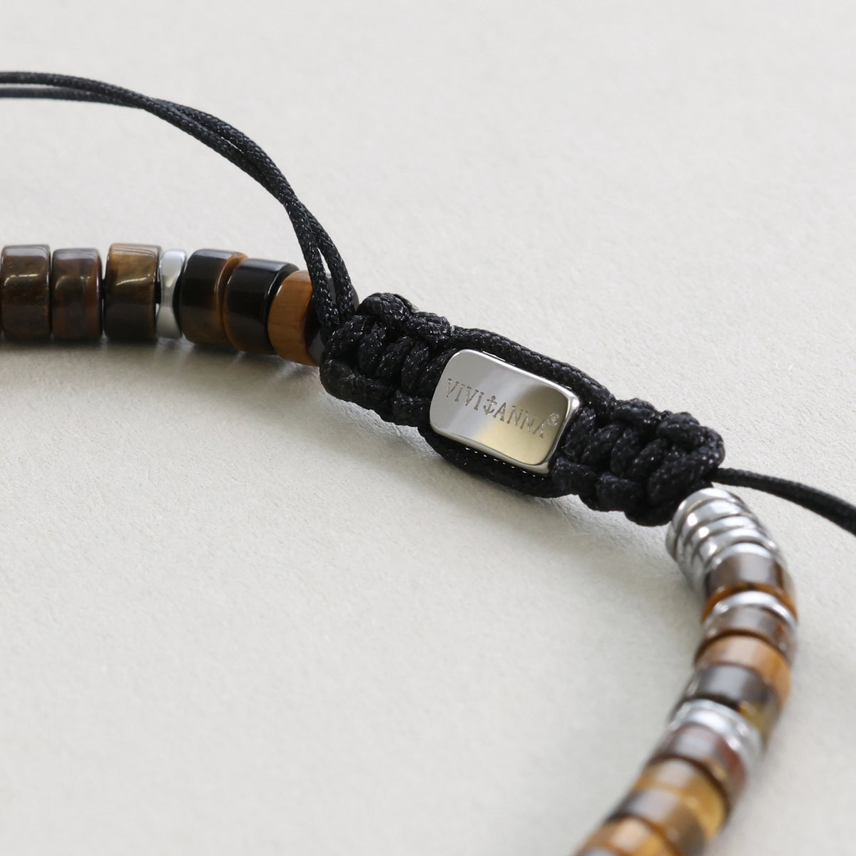 Edelsteinarmband mit Tigerauge und Hämatit – Nahaufnahme des Verschlussknotens mit VIVIANNA-Gravurperle