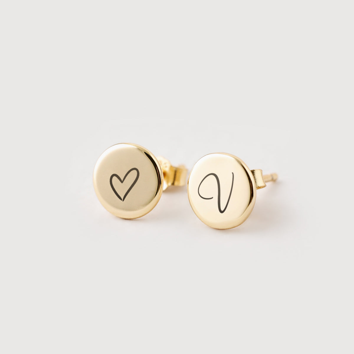 Kleine personalisierte runde Ohrstecker in Gold – Gravur mit Herz und Initiale V