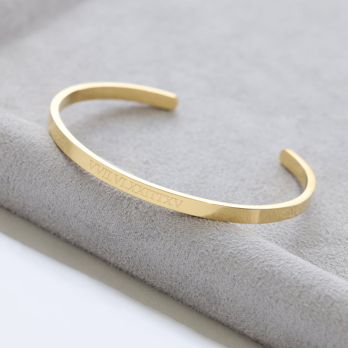 Armreif mit Gravur in Gold – römische Zahlen als Datumsgravur auf schmalem Reif