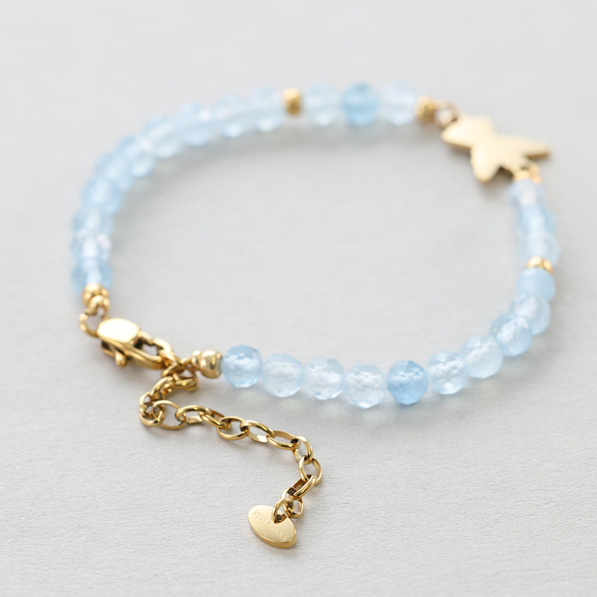 Aquamarin Armband mit Engelanhänger in Gold, Verschluss und Verlängerungskette im Detail