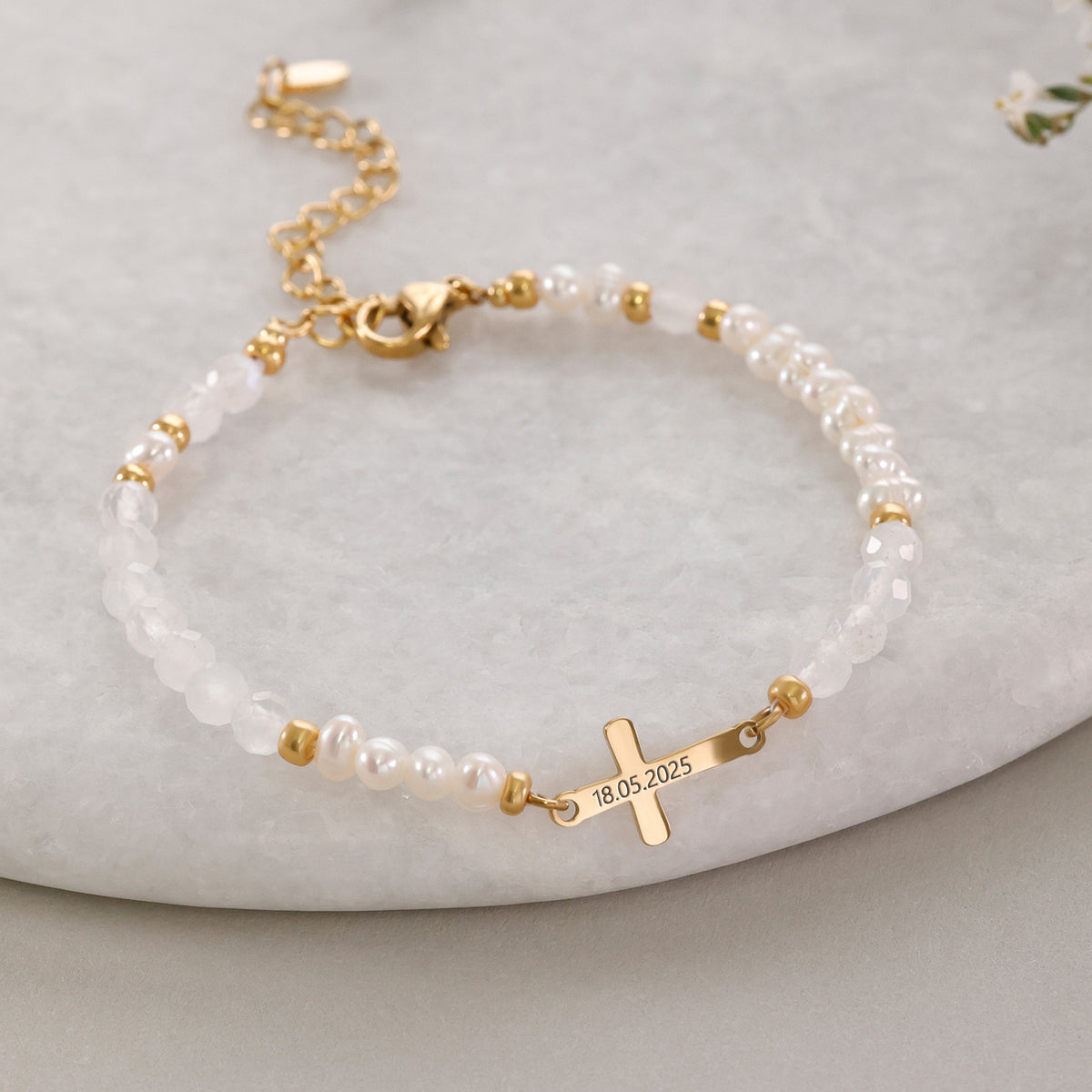 Mondstein & Süßwasserperlen-Armband mit Kreuz zur Konfirmation – goldenes Kreuz mit graviertem Datum