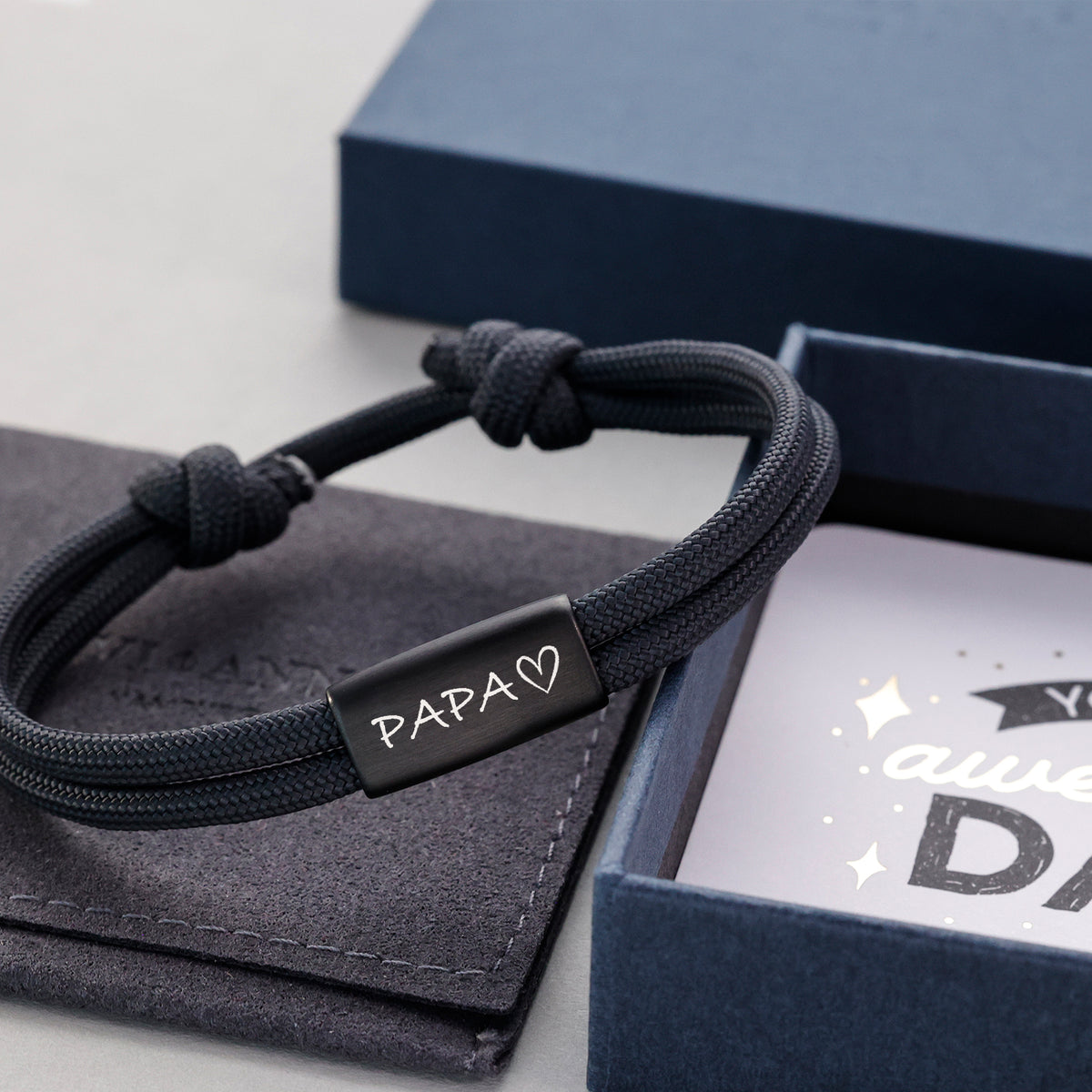 Personalisiertes Segeltau Armband für Papa in Schwarz, Plättchen mit 'Papa' und Herz-Symbol auf Etui