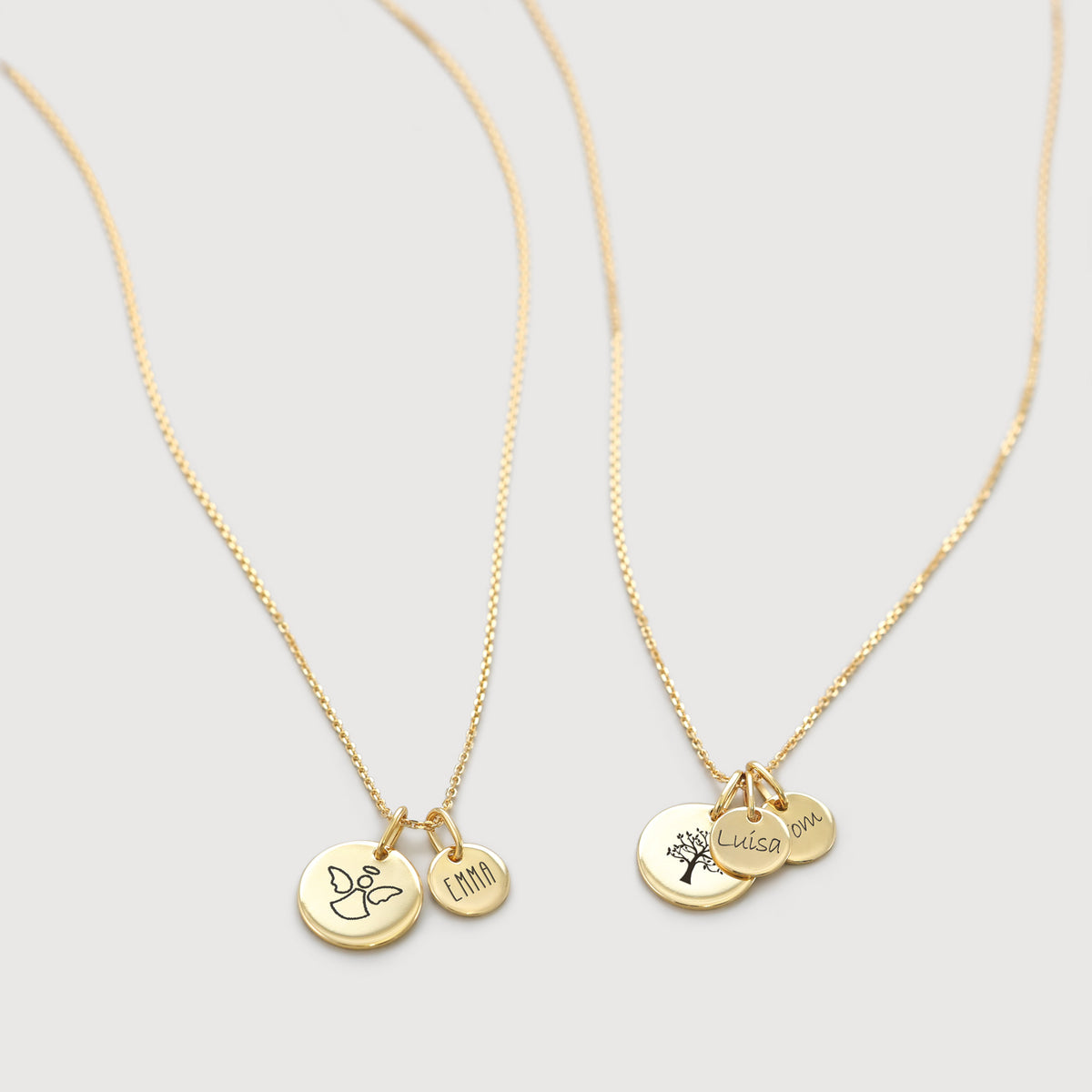 Familienkette mit Gravurplättchen, Gold – Engelsmotiv mit Emma im Vergleich zum Lebensbaum mit drei Plättchen