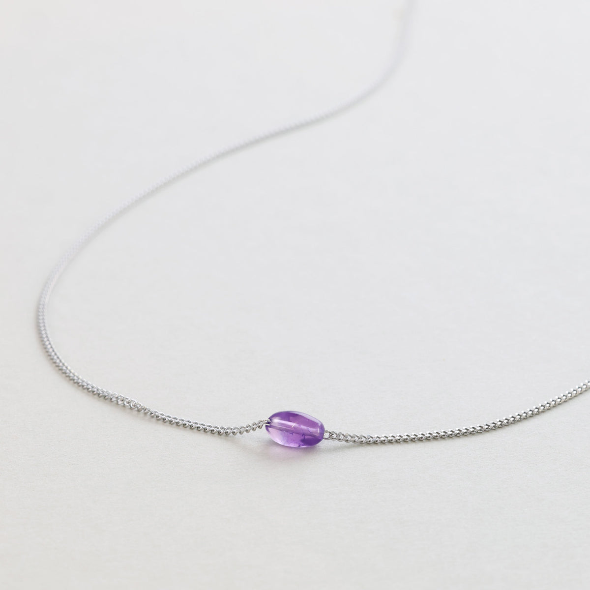 Halskette mit Natursteinen in Silber, Nahaufnahme mit einzelner Amethystperle