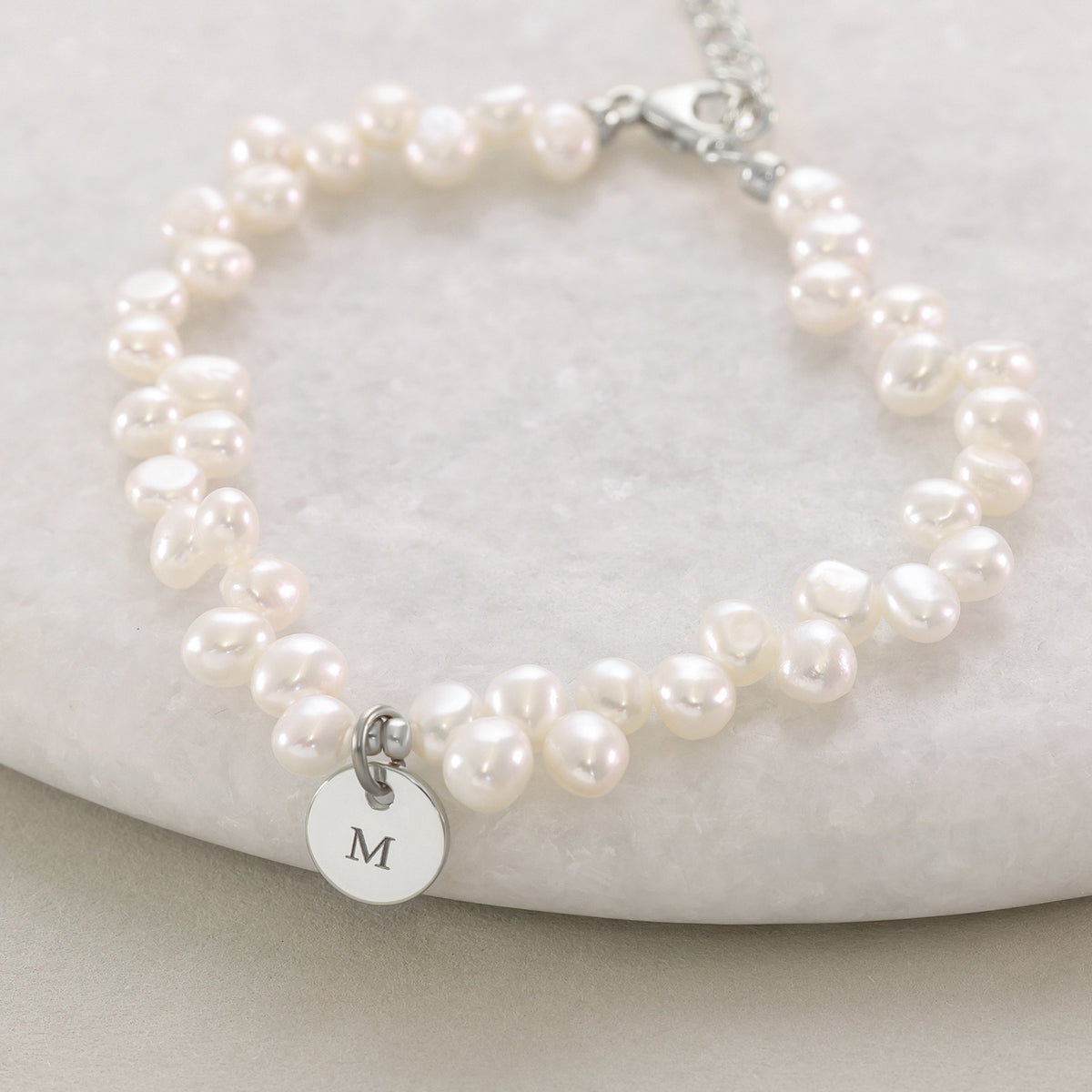 Süßwasserperlen Armband mit graviertem Plättchen in Silber, auf Marmoruntergrund