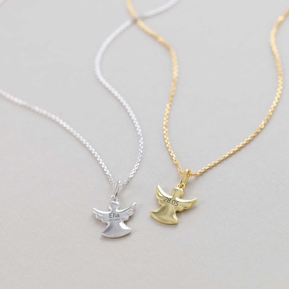 Schutzengel Halsketten in Silber und Gold mit Namens- und Datumsgravur nebeneinander