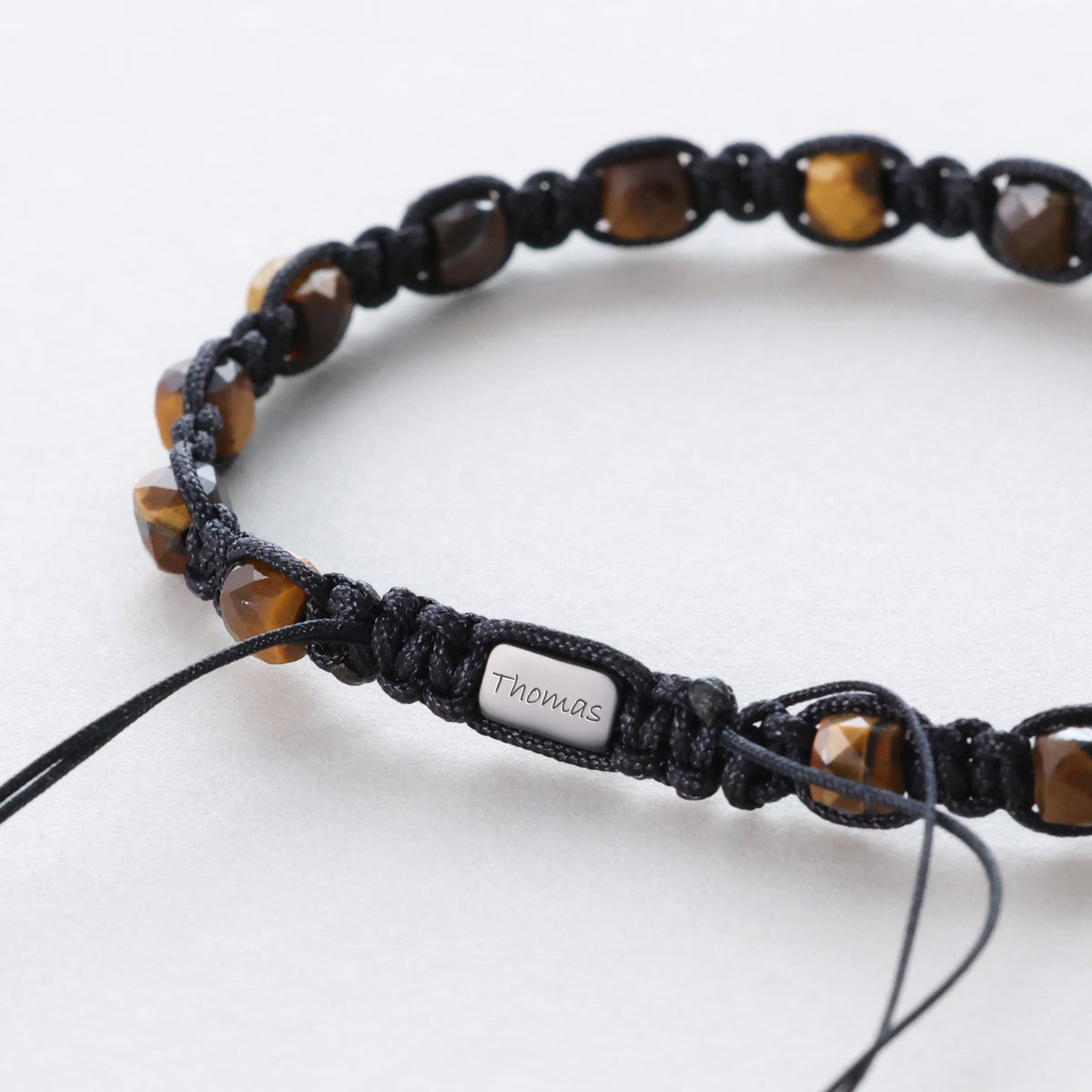 Tigerauge Makramee-Armband personalisierbar – graviertes Namensplättchen mit Schriftzug Thomas