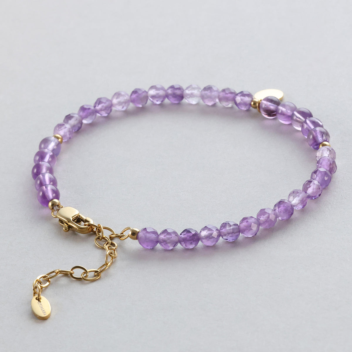 Amethyst-Armband mit Verschluss und Verlängerungskette, violette Perlen in Nahaufnahme