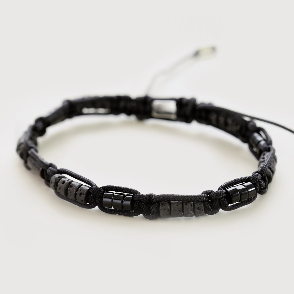 Makramee Armband aus Lava-Perlen und schwarzem Turmalin, flach liegend fotografiert