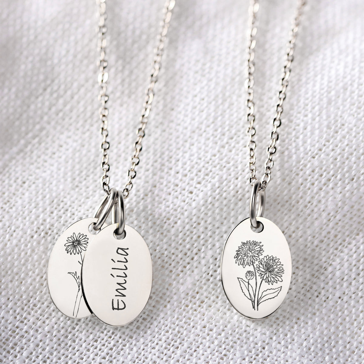 Geburtsblumen Halskette Ovaler Anhänger mit Gravur in Silber – ein Anhänger mit 'Emilia', der andere mit zwei Blüten