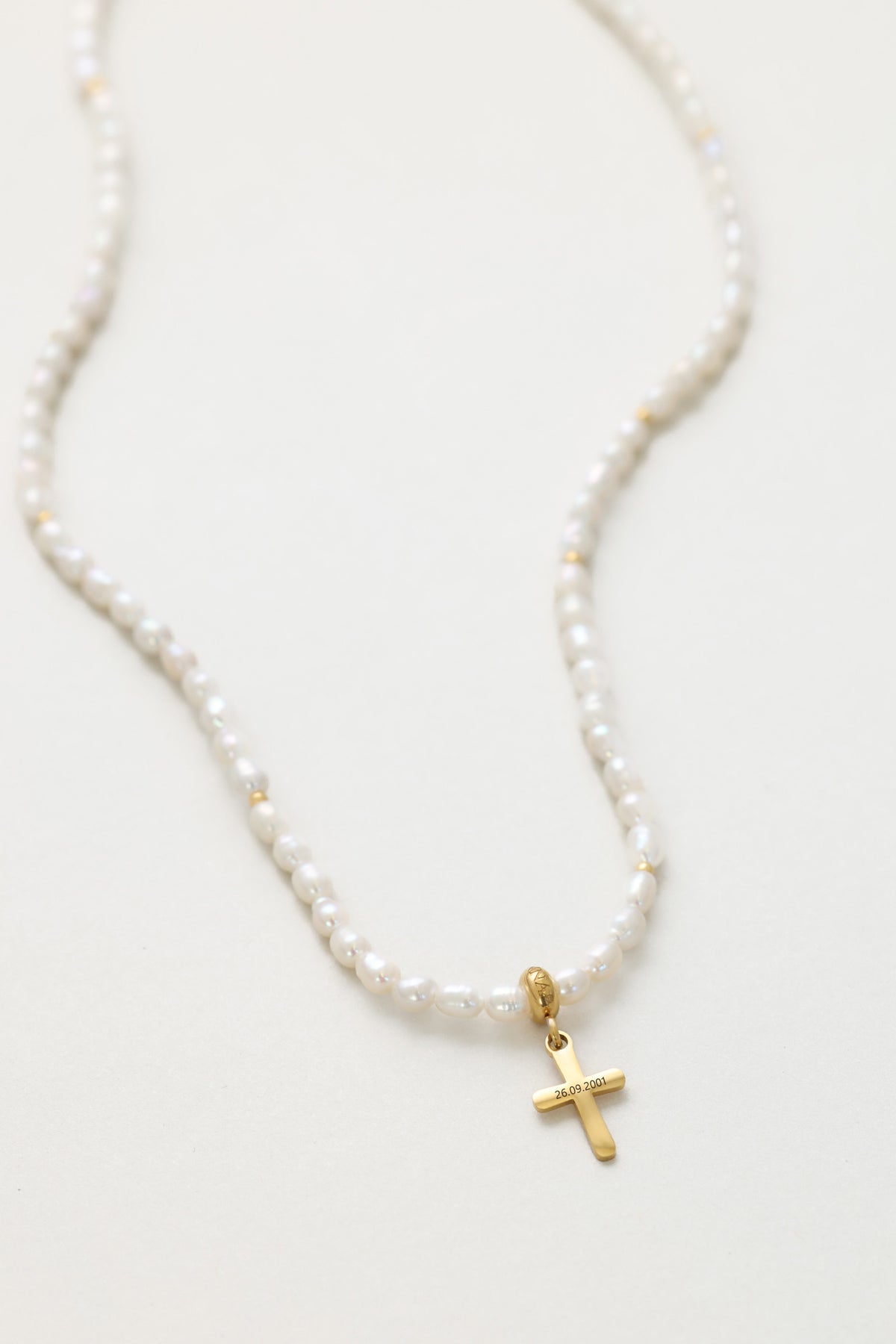 Süßwasserperlen Halskette mit Kreuz in Gold, graviert mit Datum 26.09.2001, weite Ansicht der Kette