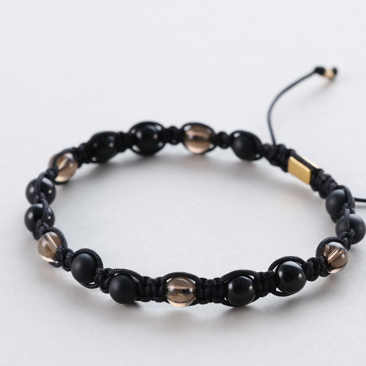 Onyx & Rauchquarz Makramee-Armband personalisierbar – Armband liegend mit verstellbarem Zugband