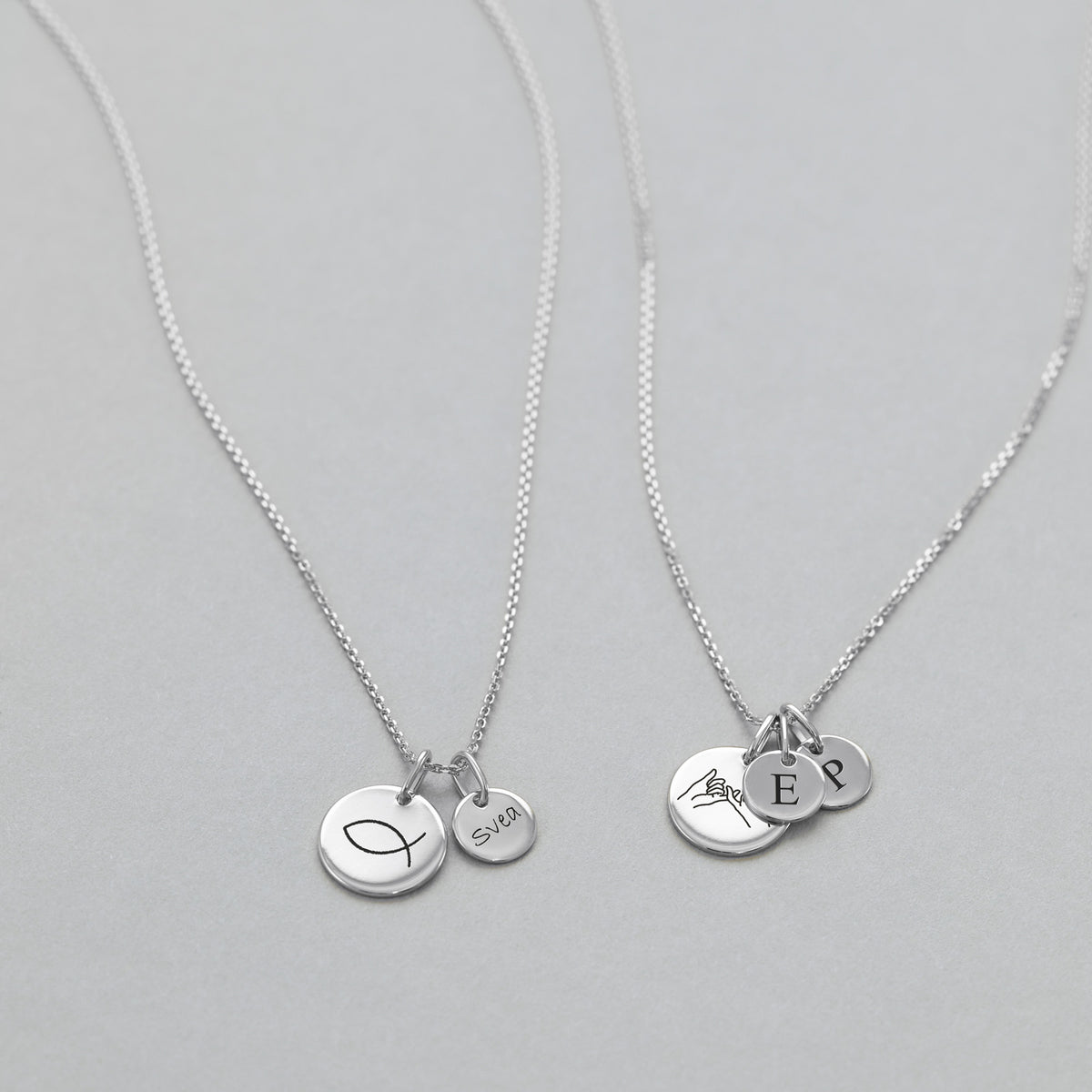 Familienkette mit Gravurplättchen, Silber – Fischmotiv mit Svea im Vergleich zu Handzeichen mit Initialen E und P