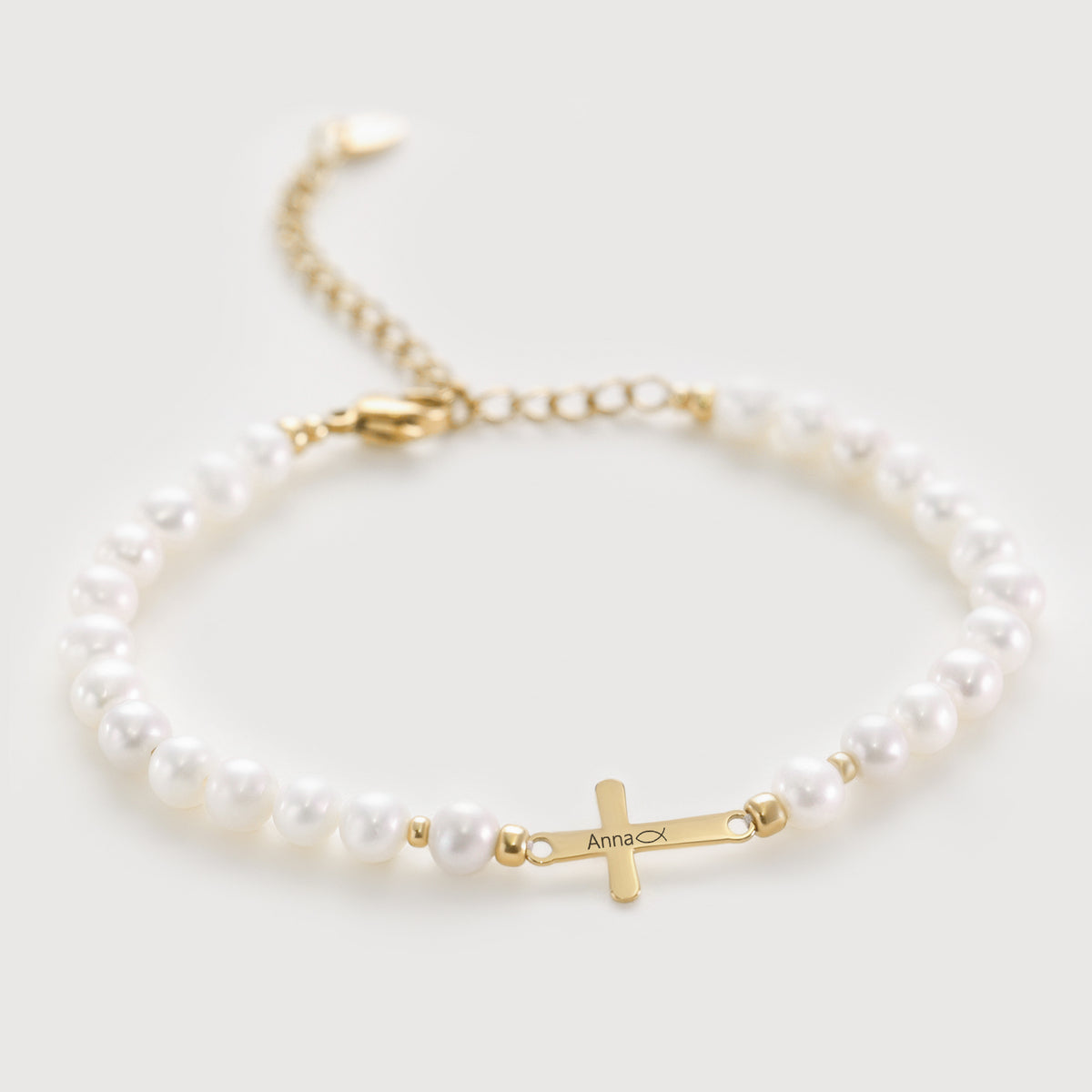 Süßwasserperlen Kreuz Armband in Gold mit graviertem Kreuz „Anna“ und Fischsymbol