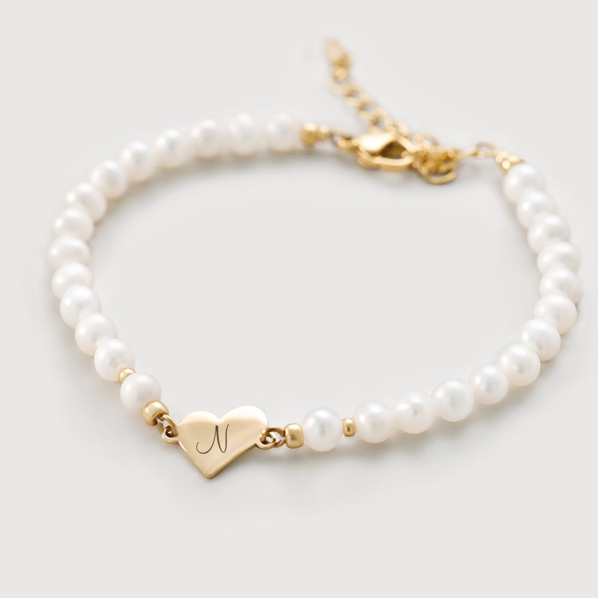 Süßwasserperlen Armband mit Herzanhänger in Gold, Herz mit Initiale 'N' graviert
