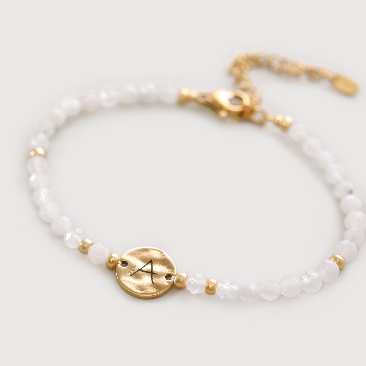 Mondstein Armband mit Hammerschlag Plättchen in Gold, rundes Plättchen mit Initiale graviert