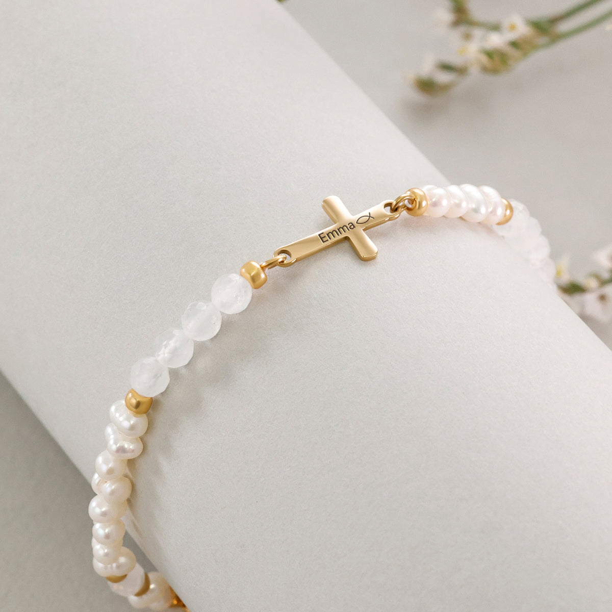 Mondstein & Süßwasserperlen-Armband mit Kreuz zur Konfirmation – Kreuzanhänger mit Name und Fischsymbol graviert