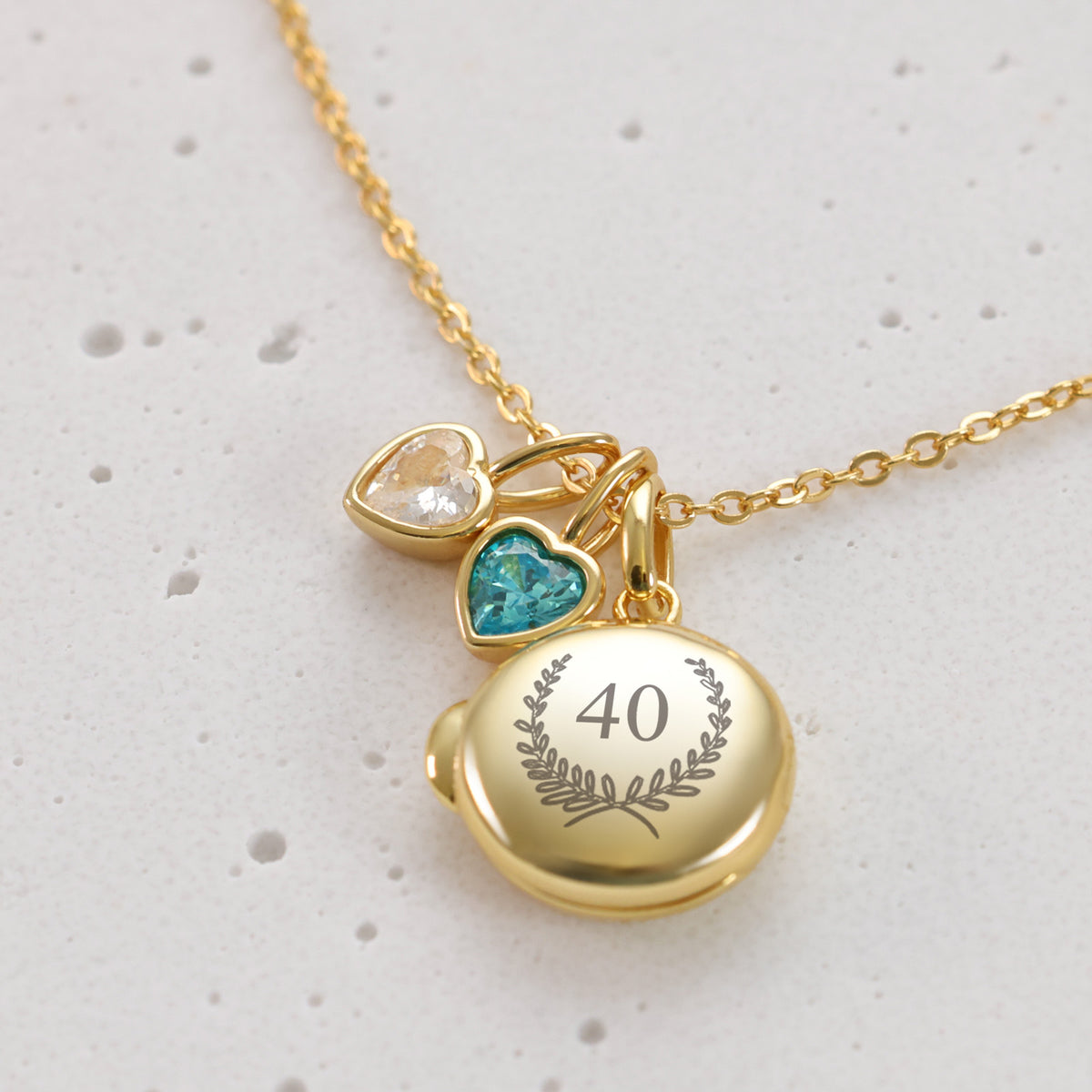 Mini Medaillon Kette mit zwei Herz-Geburtssteinen in Gold, graviert mit Kranz-Motiv und Zahl 40