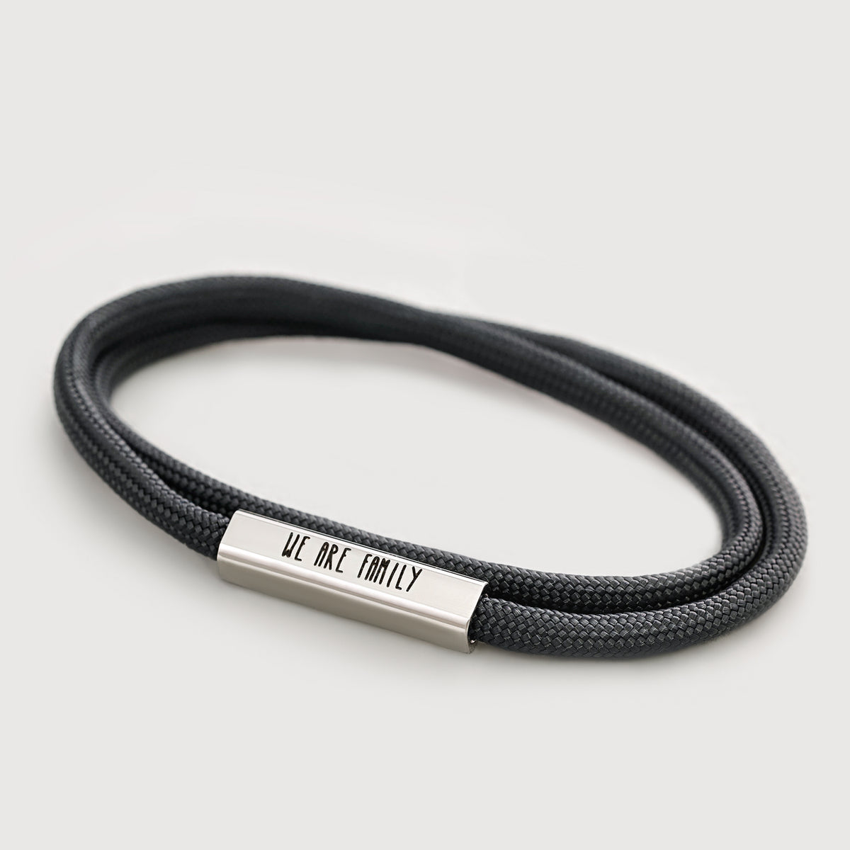 Personalisiertes Segeltau-Armband mit Magnetverschluss in Schwarz – Gravur We Are Family