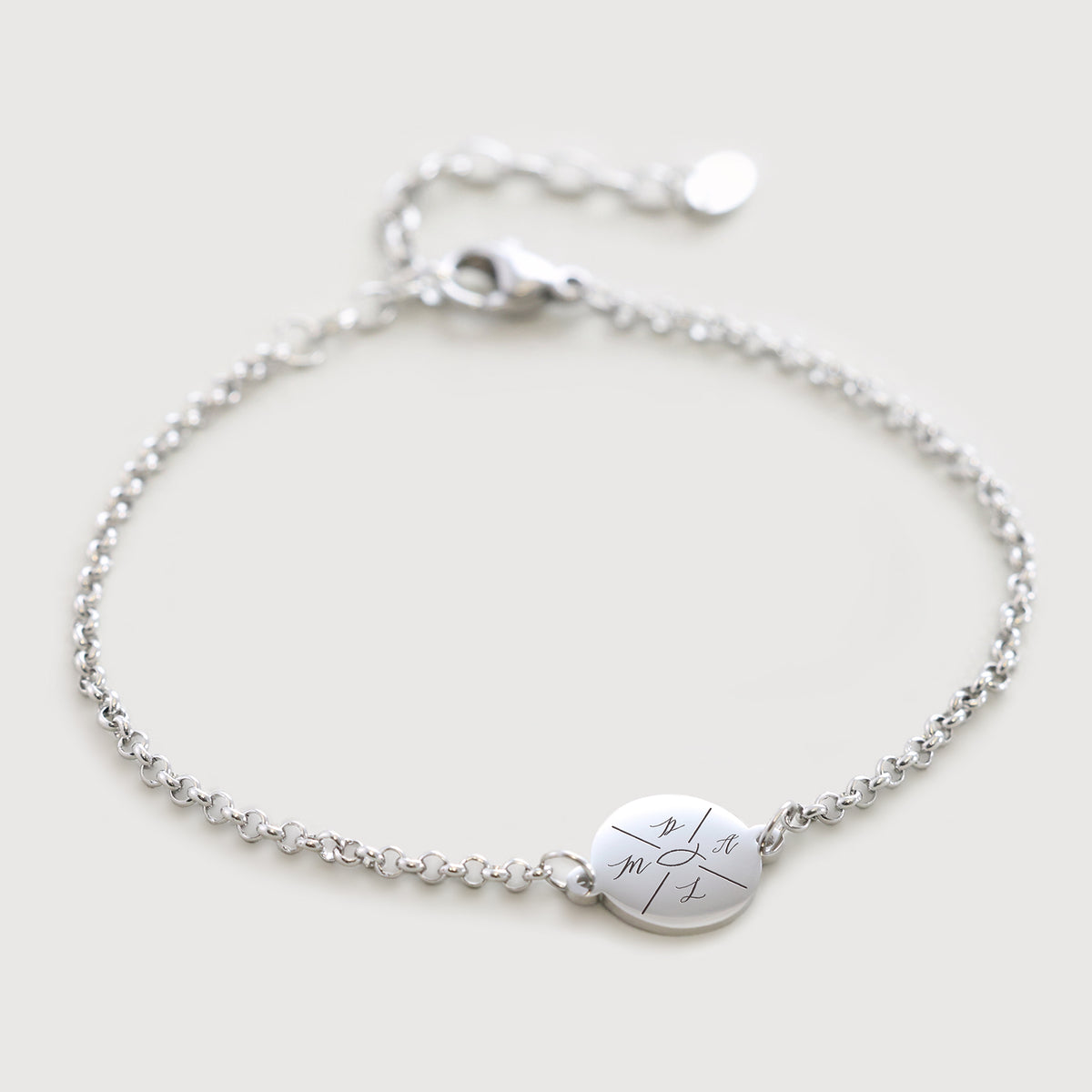 Personalisiertes Armband mit Gravur in Silber – rundes Plättchen mit vier Initialen im Kreuz-Design