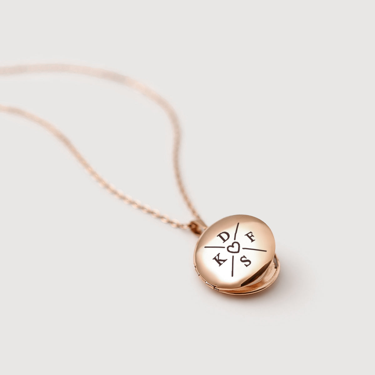 Personalisierbare Medaillonkette mit Gravur in Roségold, vier Initialen und Herz graviert