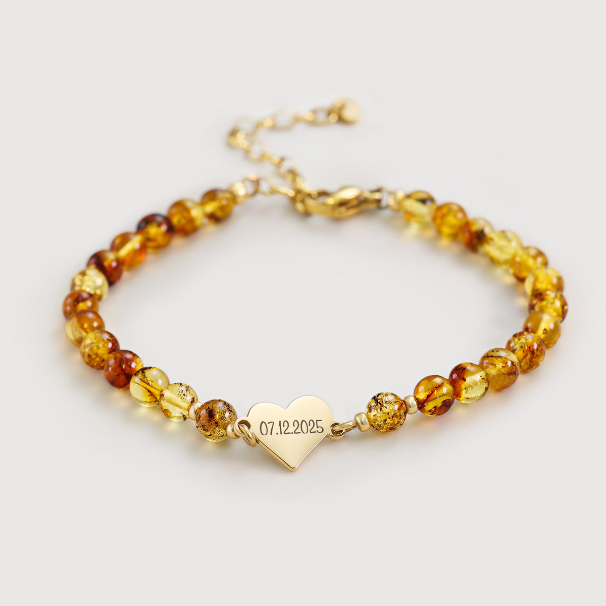 Bernstein-Perlenarmband mit goldenem Herzplättchen, graviert mit Datum 07.12.2025