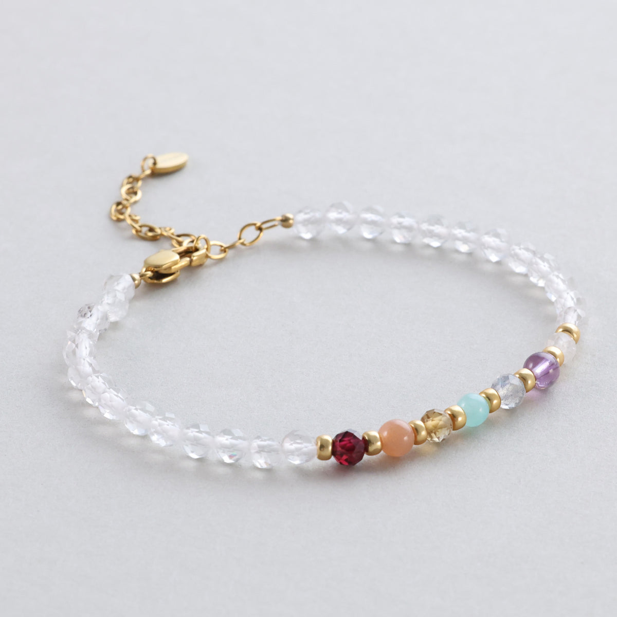 Bergkristall 7-Chakra-Armband mit klaren Perlen und farbigen Edelsteinen im Detail