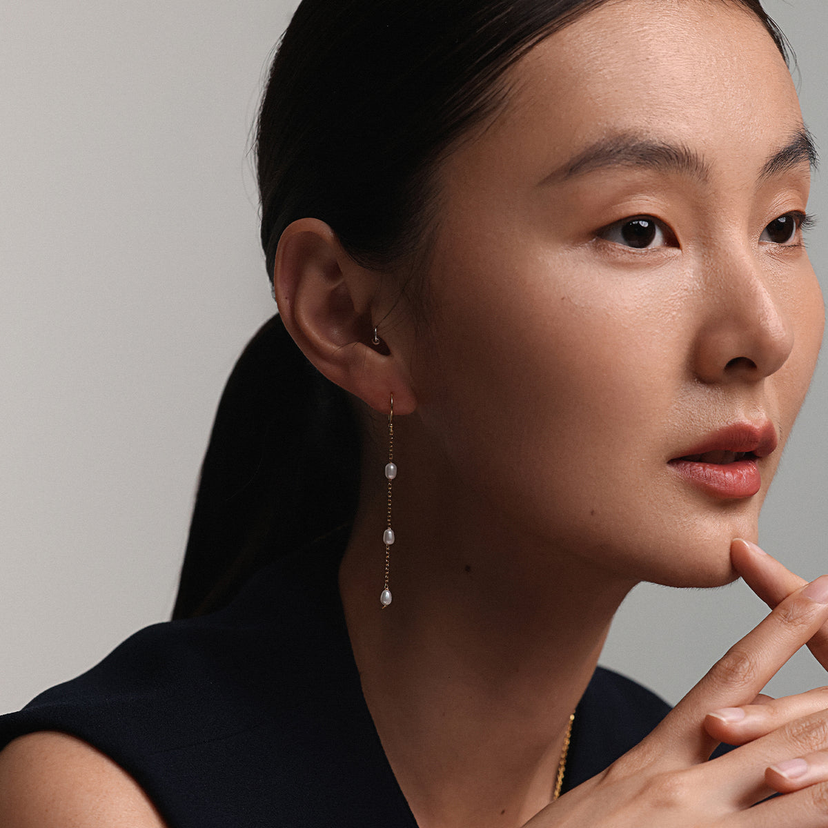 Ohrringe mit Süßwasserperlen - 925er Sterlingsilber, Frau trägt die langen Perlenohrringe im Porträt