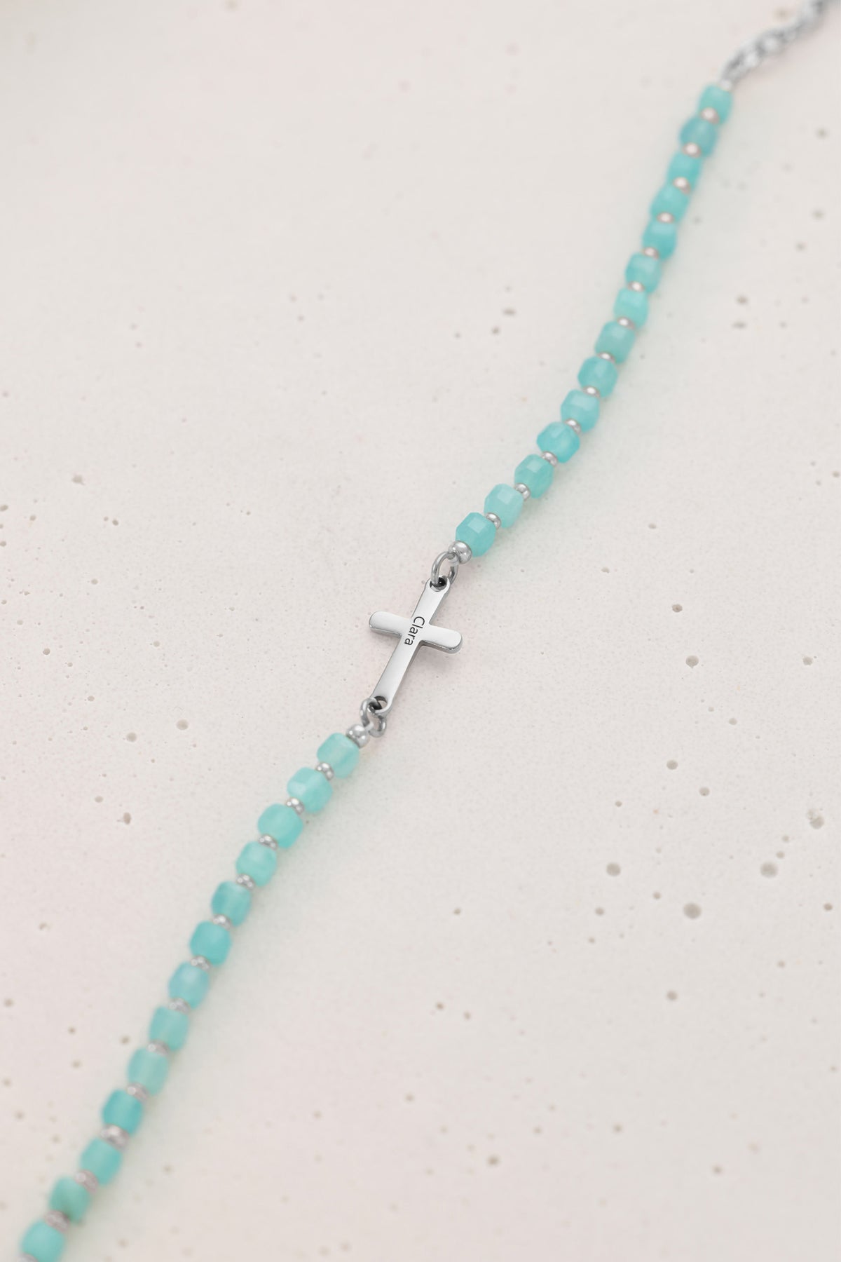 Amazonit-Perlenarmband mit Kreuz in Silber, graviert mit Namen 'Clara', Nahaufnahme