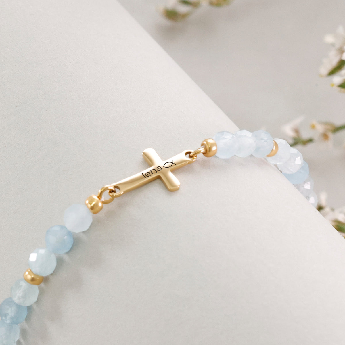 Aquamarin Kreuz Armband zur Kommunion – Kreuzanhänger mit graviertem Namen 'Lena' und Fischsymbol